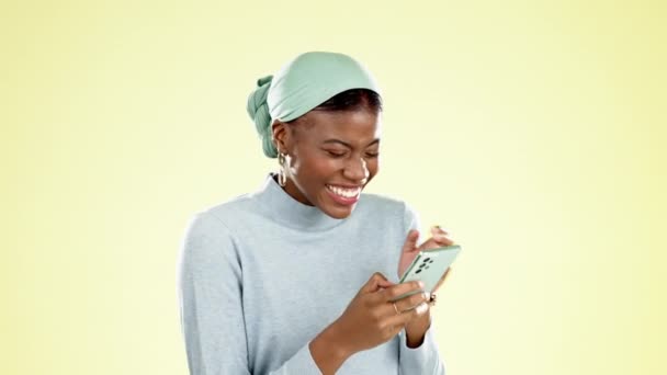 电话和阅读与黑人妇女在演播室社交媒体的帖子 新闻和短信 笑话和快乐与穆斯林女孩在网上浏览互联网 技术和通信 — 图库视频影像