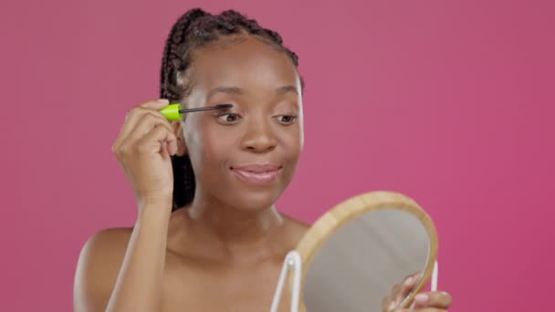 Modello Mascara Viso Bellezza Con Specchio Fondo Rosa Isolato Nel — Video Stock