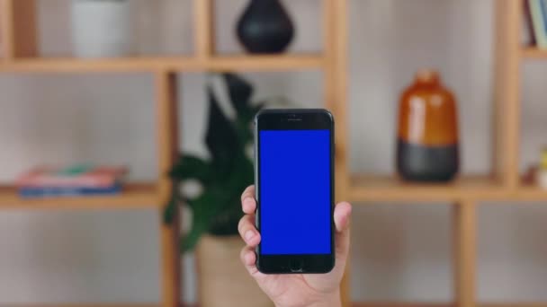 Osoba Ruce Modré Mokup Telefon Obrazovka Domě Pro Reklamu Propagaci — Stock video