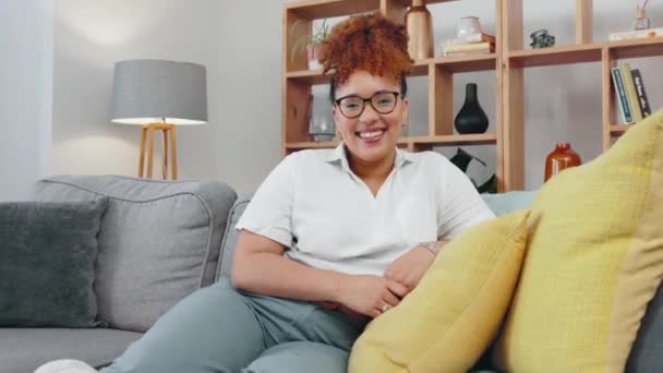 Yüz Siyah Kadın Oturma Odasındaki Kanepede Gülümse Rahat Bir Yaşam — Stok video