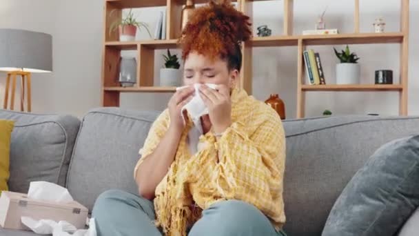 Άρρωστη Γυναίκα Χαρτομάντιλο Και Φυσάει Μύτη Στο Σπίτι Για Αλλεργίες — Αρχείο Βίντεο