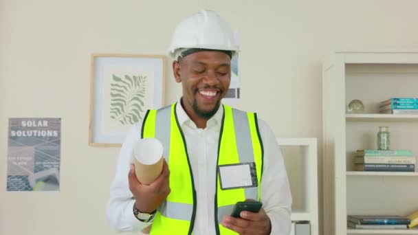 笑顔と設計図の床計画を手にオフィスで男 電話緑の画面と建設肖像画 建築や建築プロジェクトのための幸せなエンジニアリング請負業者の人とスマートフォンのモックアップ — ストック動画