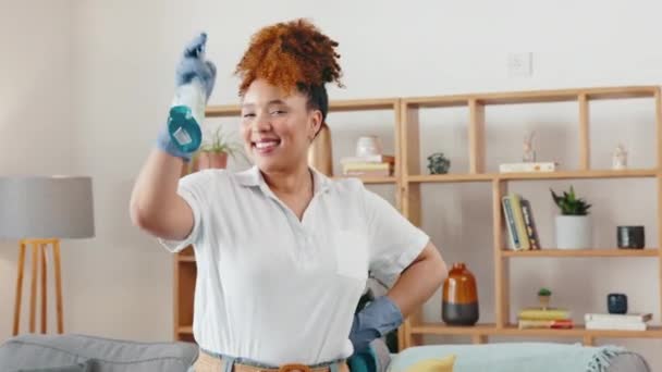 スプレー 洗剤ボトル ハウスキーピングとクリーニングサービスのための女性 顔と笑顔 幸せな黒人の肖像画 家のメンテナンス 安全と笑顔のための準備ができて清潔でおもてなしのメイド — ストック動画