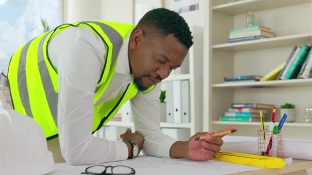 Zwarte Man Ingenieur Architect Plannen Blauwdruk Kantoor Plattegrond Bureau Happy — Stockvideo