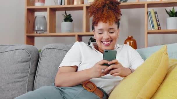 Mulher Negra Smartphone Sorriso Sofá Sala Estar Leitura Engraçado Mídia — Vídeo de Stock