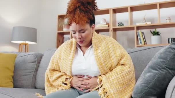 生病的黑人妇女 家里的胃和身体疼痛 沙发和Ibs消化 焦虑和医疗病毒 气腹问题 月经及子宫内膜异位症的健康风险 — 图库视频影像