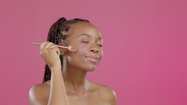 Modell Ansikte Eller Skönhetsborste Isolerad Rosa Bakgrund Hudvård Makeup Grooming — Stockvideo