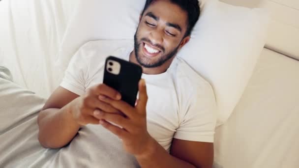 Hombre Feliz Teléfono Acostado Cama Para Las Redes Sociales Chat — Vídeos de Stock