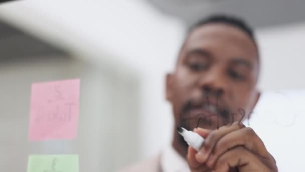 Planning Strategie Zwarte Man Schrijven Een Bord Voor Een Idee — Stockvideo