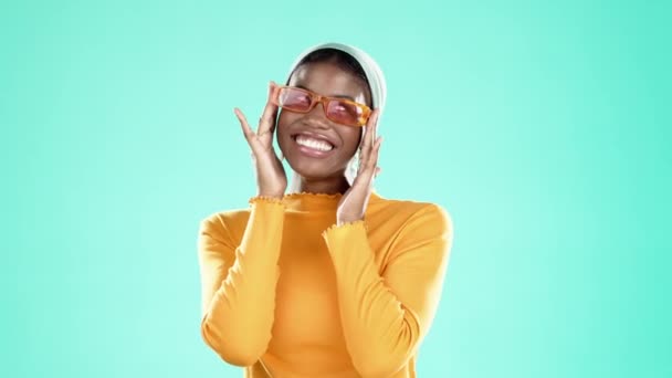 Feliz Óculos Sol Moda Com Mulher Negra Estúdio Para Cosméticos — Vídeo de Stock