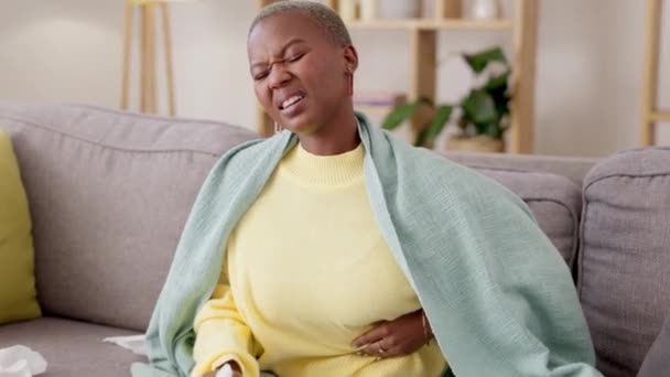 黑人妇女 沙发和胃抽筋 疼痛和揉搓为医疗保健在家庭客厅 非洲女孩 因健康 医疗或室内便秘而在沙发上消化和月经 — 图库视频影像