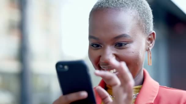 Black Woman City Smartphone Typing Achievement Success Celebration Smile African — Stock Video