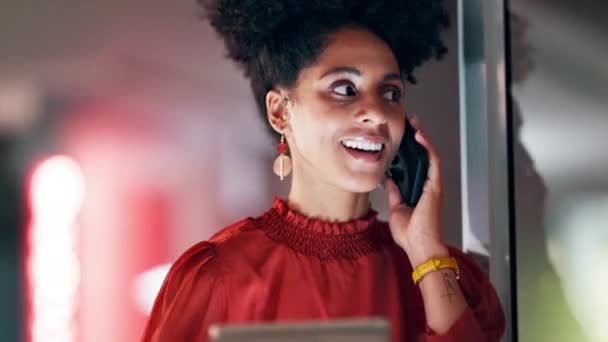 黑人妇女 晚上打电话和平板电脑在办公室进行商务讨论 交谈或数字营销 快乐的非洲裔美国女经理在智能手机上工作到很晚 — 图库视频影像