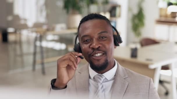 コールセンター 相談ホットラインの事務所で黒人男性と話して コンピュータ 顧客サービスや通信 ヘルプデスク フレンドリーでコンサルタント代理店のためのCrm従業員 お問い合わせまたは販売 — ストック動画