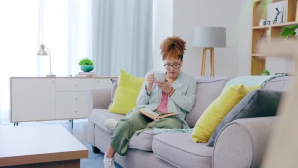 Oturma Odası Kitap Okuma Sabah Kahvesi Ile Evde Kendini Sakin — Stok video
