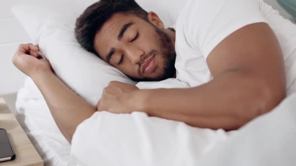 Despertarse Estirarse Mañana Con Hombre Cama Para Relajarse Solo Casa — Vídeos de Stock