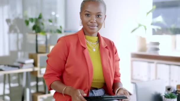 Tablette Confiant Visage Femme Noire Dans Application Gestion Bureau Patron — Video