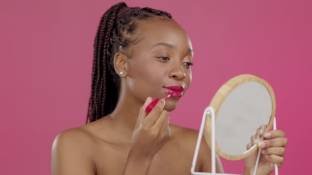Černá Žena Tvář Nebo Krása Rtěnka Zrcadlo Izolovaném Růžovém Pozadí — Stock video