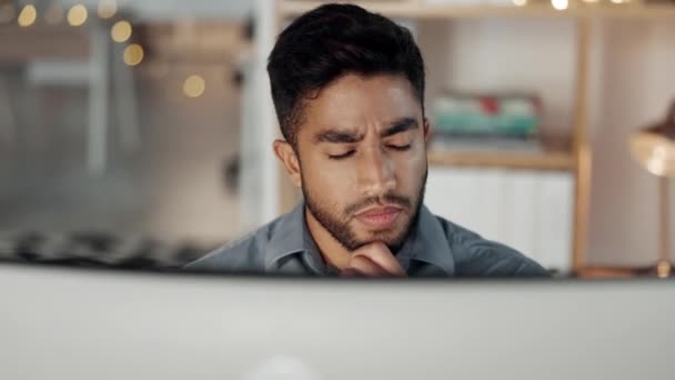 Man Office Thinking Computer Night Idea Vision Brainstorming Problem Solving — Stock Video