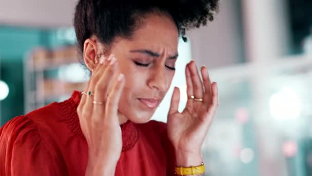 プロジェクトの期限内にオフィスで働く黒人女性との頭痛 ストレス 燃え尽き 仕事中に疲労に苦しむ女性従業員と精神衛生 痛みや片頭痛 — ストック動画