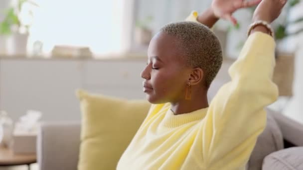 黑人妇女 在沙发上手牵着手回家休息 安详祥和 在舒适的沙发上 快乐的模特儿 白日梦和精神健康的时间都是自由 平静和快乐的 — 图库视频影像