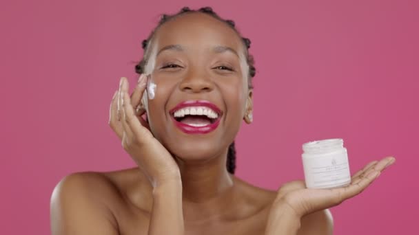 Laughing Black Woman Face Beauty Cream Isolated Pink Background Healthcare — Stock Video