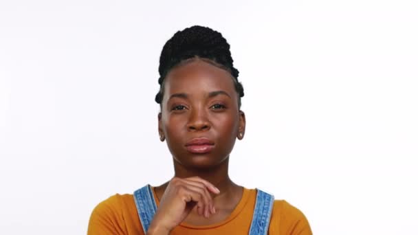 在演播室里 一个黑人妇女的思想 怀疑和画像 她的想法被孤立在一个白人背景中 规划和以背景为背景的解决方案 深思熟虑和思考的非洲女孩 — 图库视频影像