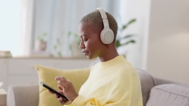 Μαύρη Γυναίκα Στον Καναπέ Ακουστικά Και Smartphone Σύνδεση Χαλαρώστε Και — Αρχείο Βίντεο