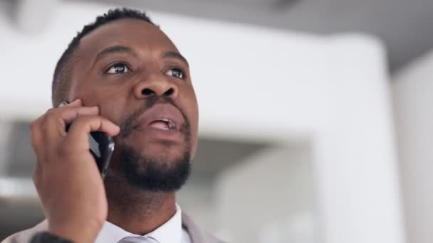 怒って ビジネス 仕事の問題と企業のストレスのための電話で話をし 黒人男性 アフリカの従業員が悪いネットワークについての怒りと話しています — ストック動画