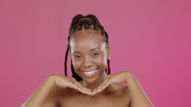 Černá Žena Ruce Nebo Dotek Obličeje Izolovaném Růžovém Pozadí Péči — Stock video