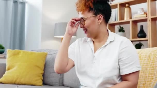 Černá Žena Čistí Brýle Čočky Ochranu Očí Tkání Doma Dámské — Stock video