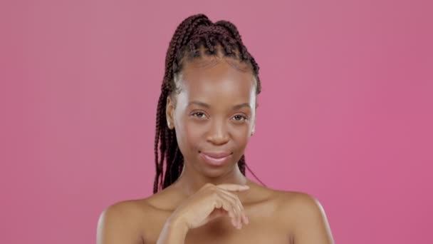 Mulher Negra Rindo Beleza Rosto Fundo Rosa Isolado Para Brilho — Vídeo de Stock