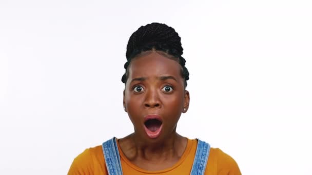 Πρόσωπο Έκπληξη Και Μαύρη Γυναίκα Σοκ Ενθουσιασμένοι Και Κορίτσι Απομονώνονται — Αρχείο Βίντεο