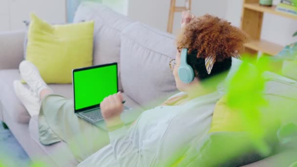 Siyah Kadın Kanepe Kulaklık Laptopla Dans Etmek Için Yeşil Ekran — Stok video