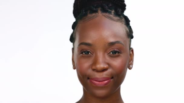 Cara Sorriso Riso Com Uma Mulher Negra Estúdio Isolado Fundo — Vídeo de Stock