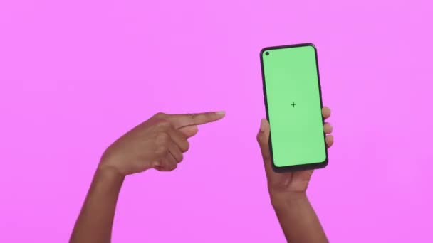 Osoba Ruka Ukazuje Telefon Zelenou Obrazovku Maketa Prostor Reklama Izolované — Stock video