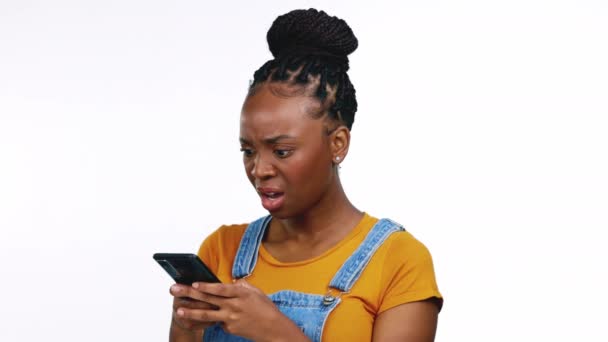 悪いニュース スタジオで黒人女性との怒りは 否定的なテキストメッセージを読んで白い背景に隔離されています モバイル コミュニケーション そしていらいらする女性の閲覧ソーシャルメディアへの動揺 — ストック動画