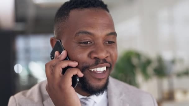 Telefonhívás Fekete Üzletember Beszélgetés Pletyka Vagy Beszélgetés Vicces Beszélgetéshez Vagy — Stock videók