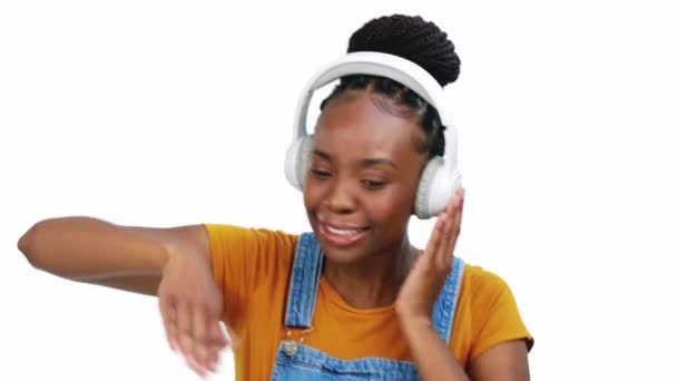 Ενθουσιασμένη Μαύρη Γυναίκα Και Ακουστικά Για Streaming Μουσική Χορό Και — Αρχείο Βίντεο