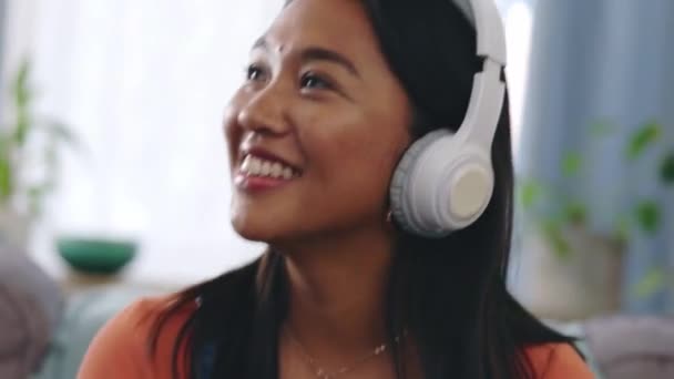 Посмішка Навушники Азійська Жінка Танцюють Вітальні Захоплюються Задоволені Онлайн Потоковим — стокове відео