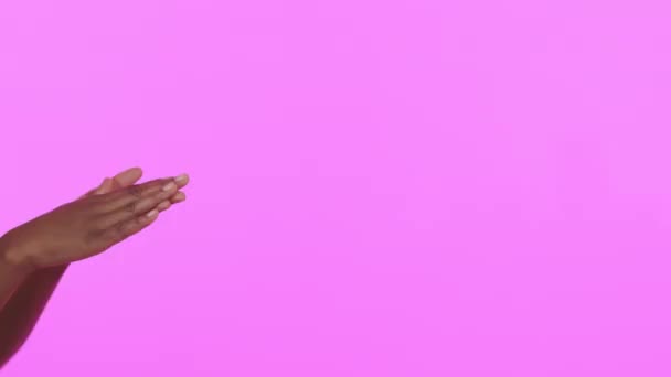 Макет Грошовий Жест Руки Студії Багатство Бонус Фінансовий Успіх Фіолетовому — стокове відео