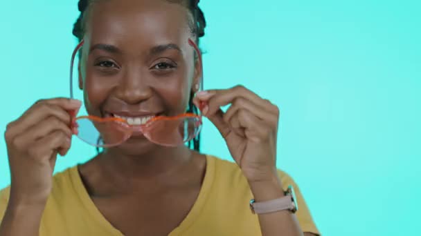 Cara Moda Sombras Con Una Mujer Negra Estudio Sobre Fondo — Vídeo de stock