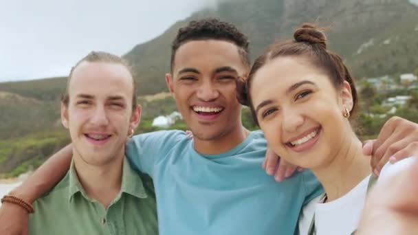 Happy Teman Teman Dan Tersenyum Untuk Selfie Pantai Menunjukkan Tanda — Stok Video