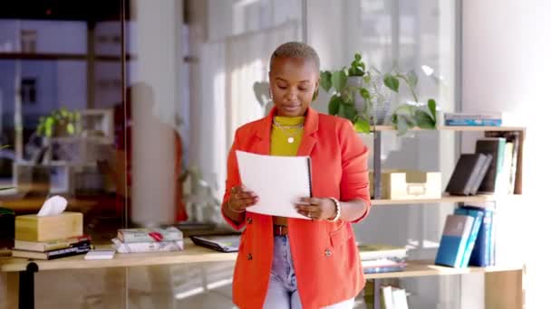 Siyahi Kadın Web Tasarımı Evrakları Çalışan Bir Ofiste Çalışan Bilgisayar — Stok video