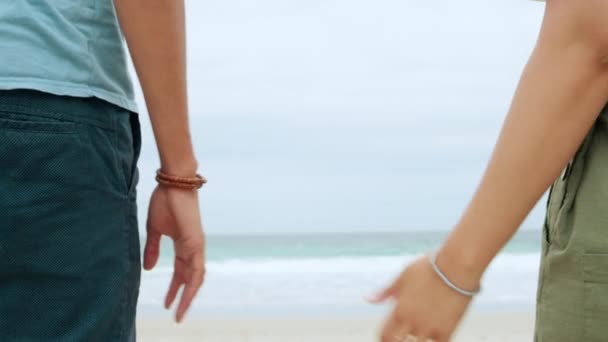 Rücken Paar Und Händchenhalten Strand Liebe Und Loyalität Des Datums — Stockvideo