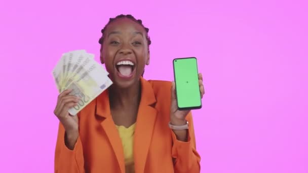 Dinheiro Telefone Mulher Com Tela Verde Mockup Chromakey Colocação Produto — Vídeo de Stock