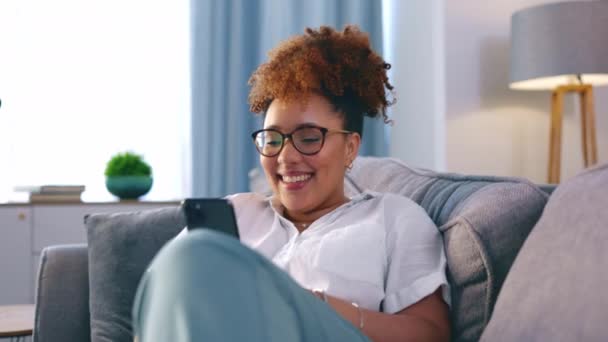 Mujer Negra Teléfono Emocionado Por Ganar Sofá Casa Para Competencia — Vídeos de Stock