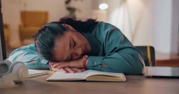 Cansada Dormindo Mulher Negócios Descansando Mesa Com Burnout Sobrecarregado Partir — Vídeo de Stock