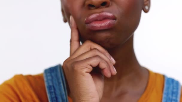 Мышление Ничего Себе Лампочки Момент Черной Женщиной Студии Изолированы Белом — стоковое видео