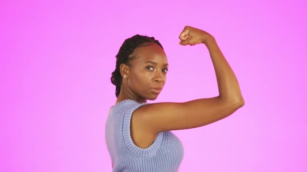 Mujer Fuerte Muscular Flexible Negra Aislada Sobre Fondo Púrpura Para — Vídeos de Stock